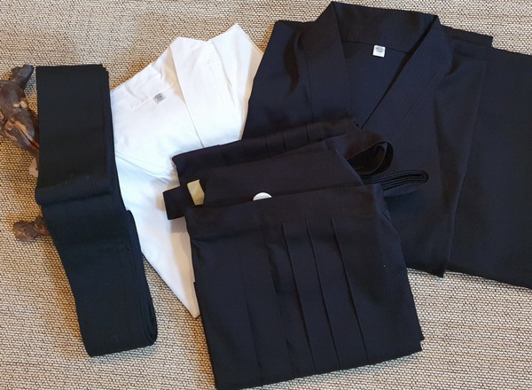 Wir schneidern unsere Budo-Bekleidung selbst. Hakama, Gi, Kimono-Gi, Hadagi, Yubon, Maßanfertigung von Budo-Bekleidung - nur bei Deinem Budo-Fachhändler - www.bokken-shop.de