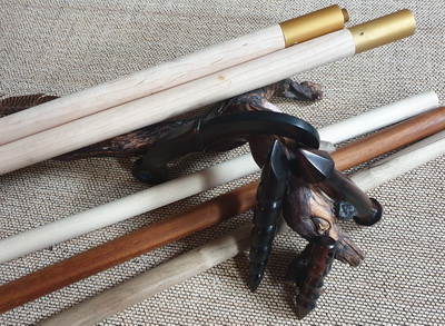 Wir führen Jo & Bo-Stäbe, Naginata, Yari-speere, Hanbo & Tanbo, Tonfa, Dulo-Dulo, Krisschwerter und vieles mehr - exklusiv bei Deinem Budo-Fachhändler - www.bokken-shop.de