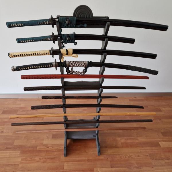 Schwertständer aus Holz für 22 Schwerter ► www.bokken-shop.de. Ideal für Dojo, Marktstand, Heerlager. Dein Budo-Fachhändler. Hohe Qualität & beste Beratung!