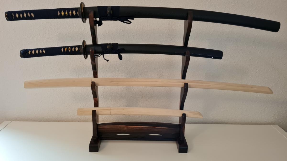 Waffenständer für 4 Schwerter aus Ebenholz ➤ www.bokken-shop.de » passend für Aikdio, Jodo, Bujinkan, Jodo, Ju-Jutsu - Dein Budo-Fachhändler!