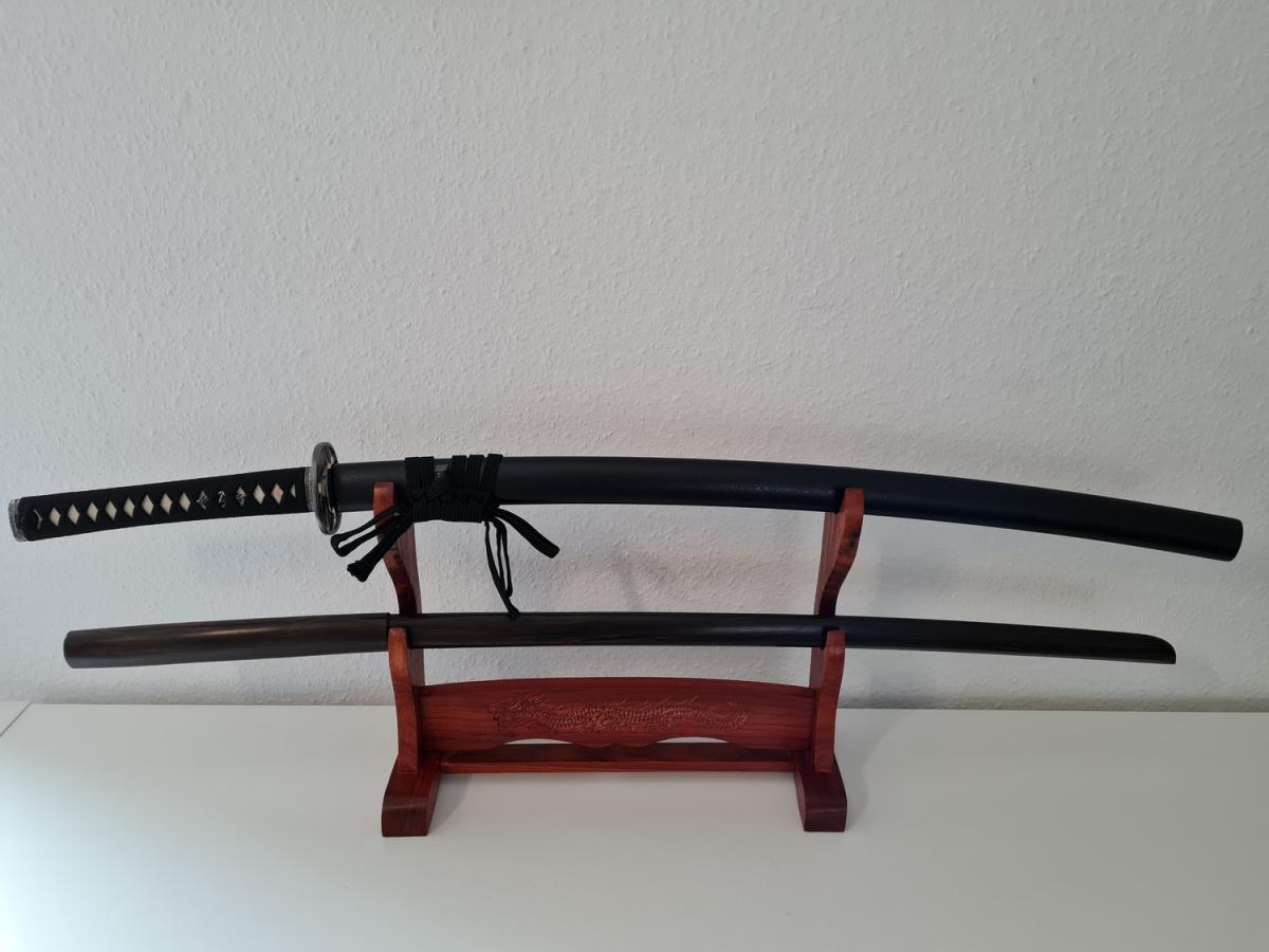 Schwertständer für 2 Samuraischwerter aus Ebenholz - Drachenschnitzerei  » www.bokken-shop.de. Passend für Katana, Bokken, Jo. Dein Budo-Fachhändler!