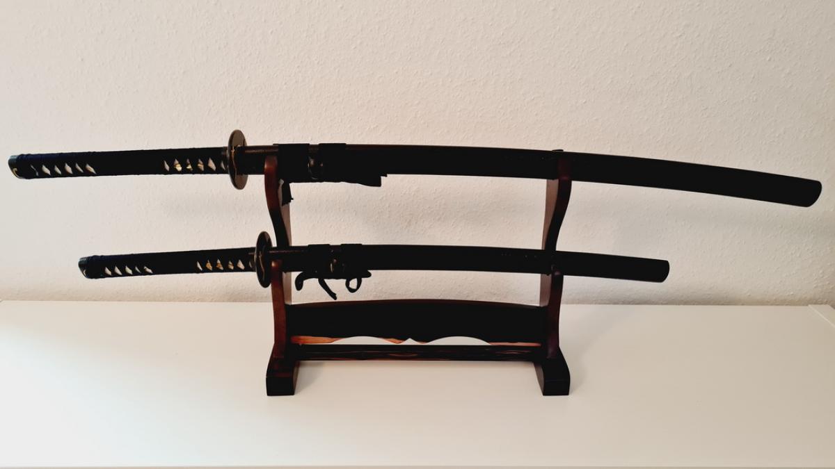 Tischständer aus Ebenholz für zwei Samuraischwert ➽ jetzt bestellen »www.bokken-shop.de ✅  Ständer für Katana & Wakizashi ★ Dein Budo-Fachhändler!