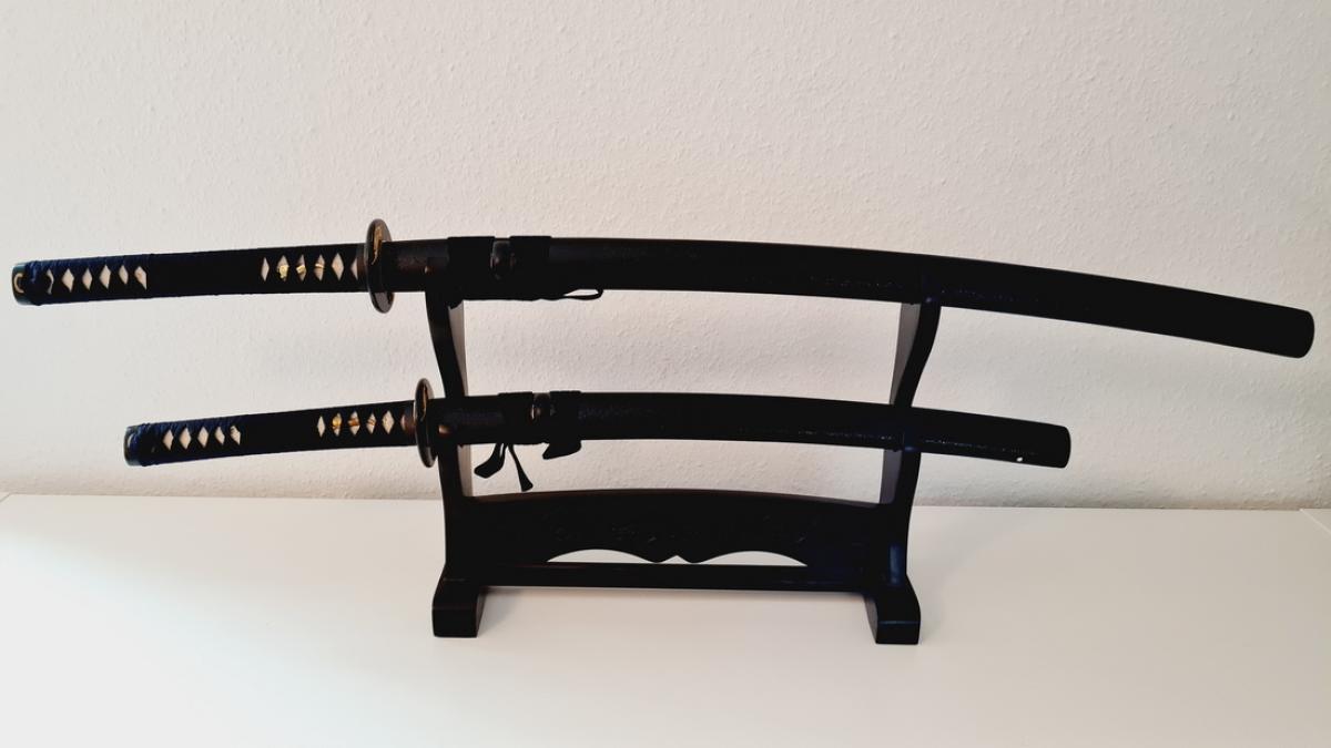 Schwertständer für 2 Samuraischwerter aus Ebenholz - Drachenschnitzerei✅ Kunstvoller Tisch-Schwertständer für Katana oder Bokken ♥ EINZIGARTIG✔Top Preis & hohe Qualität✓ 100% Handarbeit♥ ➽ jetzt bestellen »www.bokken-welt.de