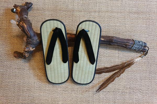 Japanische Zori-Schuhe Y-Form - Größe 43 ➤ www.bokken-shop.de✅ passend für Aikido, Iaido, Koryu, Jodo, Bujinkan ✓ Dein Budo-Fachhändler!