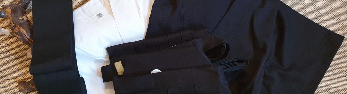 Buy Budo clothing ► www.bokken-shop.de. Ideal for Aikido, Iaido, Bujinkan, Ju-Jutsu, sword work. Your Budo dealer. High quality & best advice! Buy Budo clothing ► www.bokken-shop.de. Ideal for Aikido, Iaido, Bujinkan, Ju-Jutsu, sword work. Your Budo dealer. High quality & best advice!