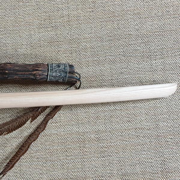 Bokken made of ash / olive ash of the Itto-Ryu shape ♥ Unique Bokken✅ for your martial arts ✓ Aikido, Iaido, Kendo, Koryu, Jodo✅ 100% handcraft✔ 100% cheap✔ Order online now➤ www.bokken-shop.eu