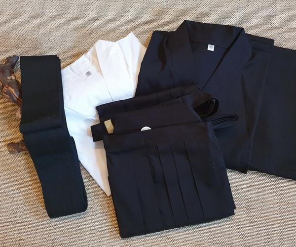 Hakama made of gabardine fabric - black (size 165) ➤ www.bokken-shop.de ✅ suitable for Iaido, Aikdo, Kendo, Jodo ✓ Your Budo specialist dealer!
