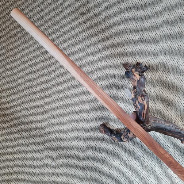 Jo stick made of elm ➤ www.bokken-shop.de ✅ suitable for Aikido ✓ Iaido ✓ Kendo ✓ Koryu ✓ Jodo ✓ Kempo ✓ Kobudo ✓ Your Budo dealer!