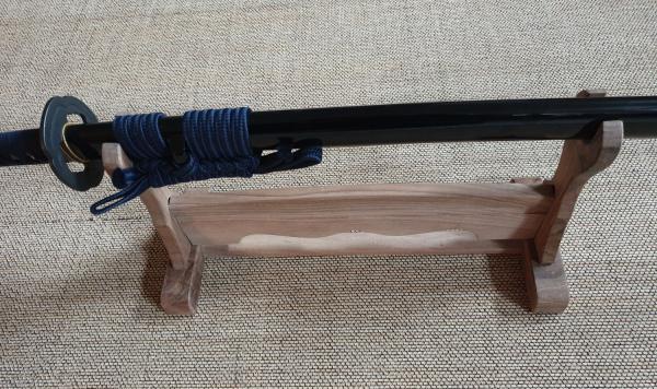 Table stand for 1 samurai sword made of walnut ➤ www.bokken-shop.de »suitable for Aikdio, Jodo, Bujinkan, Jodo, Ju-Jutsu - your Budo specialist dealer!