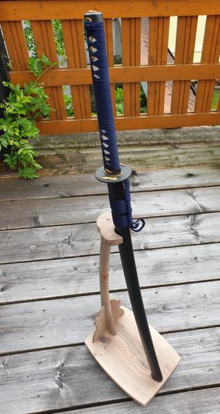 Floor sword holder for 1 samurai swords made of walnut ➤ www.bokken-shop.de »Weapon stand for Katana or Bokken - your Budo dealer!