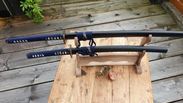Weapon stand for 2 samurai swords - walnut ➤ www.bokken-shop.de »suitable for Aikdio, Jodo, Bujinkan, Jodo, Ju-Jutsu - your Budo specialist dealer!