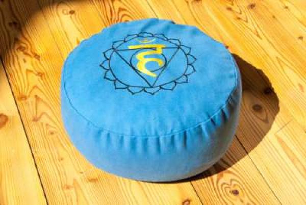 Meditation cushion throat chakra - light blue ➤ www.bokken-shop.de buy › Yoga cushion ✓ Suitable for meditation, seminars. Your meditation specialist shop!