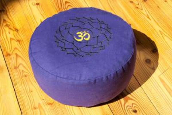 Meditation cushion - crown chakra - purple ➤ www.bokken-shop.de buy › Yoga cushion ✓ Suitable for meditation, seminars. Your meditation specialist shop!