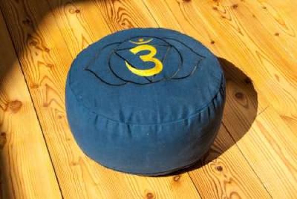 Meditation cushion forehead chakra - indigo blue ➤ www.bokken-shop.de buy › Yoga cushion ✓ Suitable for meditation, seminars. Your meditation specialist shop!