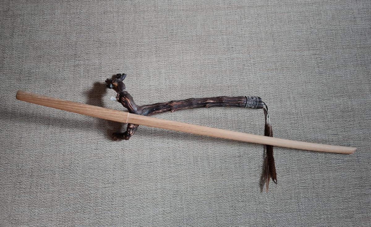 Longbokken made of robinia with a total length of 127 cm✅ For your martial arts ✓ Jigen Ryu ✓ Toda-Ryu ✓ Bujinkan ✓ Aikido ✓ Kendo ✓ Koryu✔ Top price & high quality✔ Order online now➤ www.bokken-welt.de