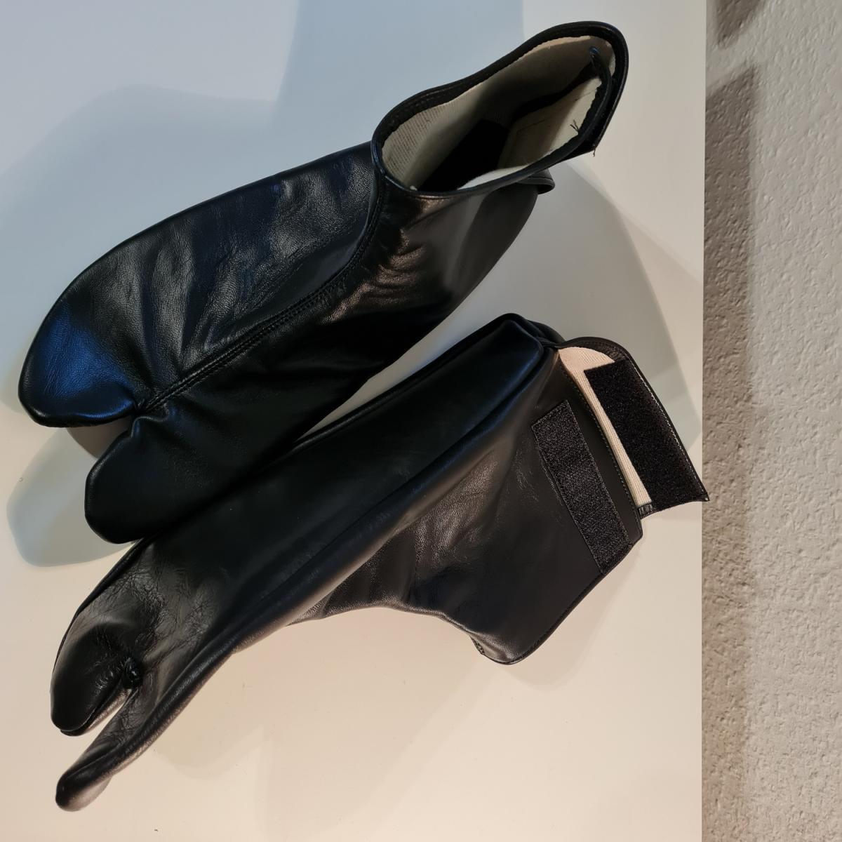 Tabi socks made of leather - Size 45 ➤ www.bokken-shop.de✅ Suitable for Aikido, Iaido, Kendo, Bujinkan, Koryu, Jodo✔  Your Budo specialist dealer!