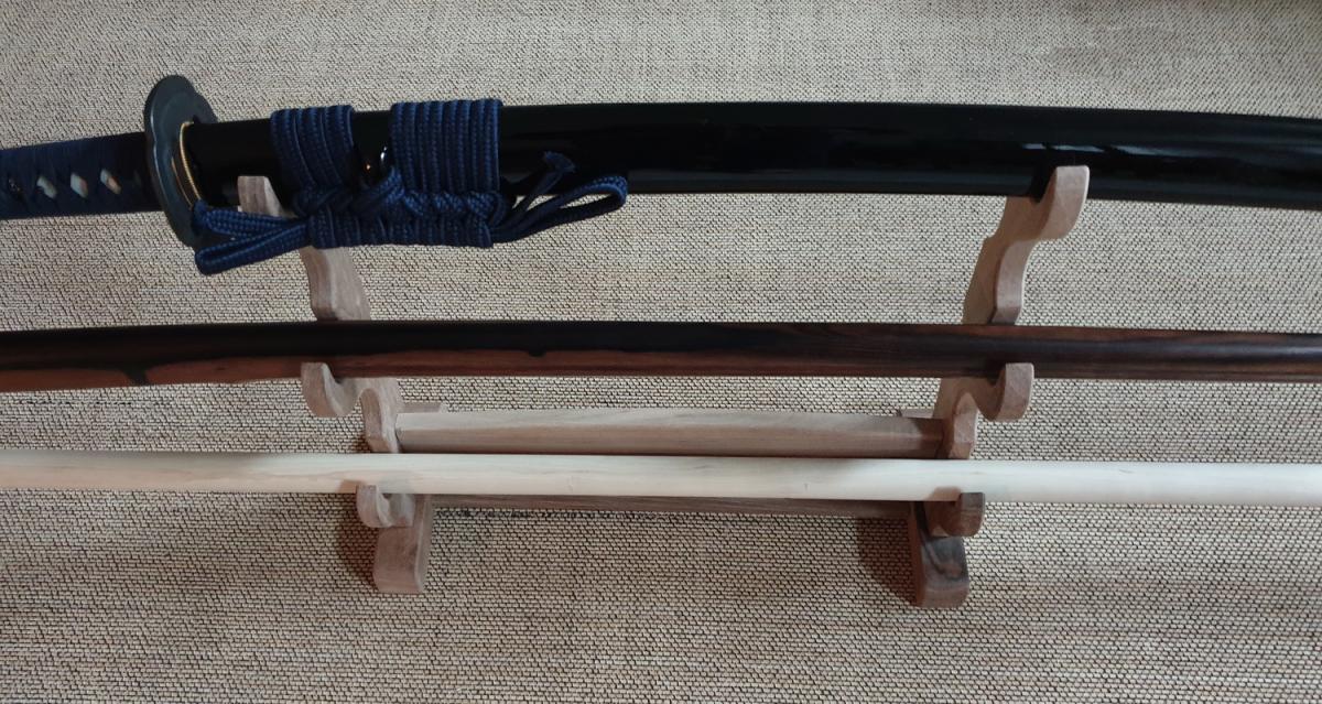 Table stand for 3 samurai swords made of walnut ➤ www.bokken-shop.de »suitable for Aikdio, Jodo, Bujinkan, Jodo, Ju-Jutsu - your Budo specialist dealer!