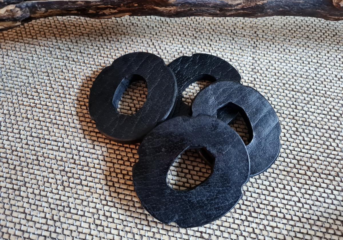 Tsuba made of buffalo leather black suitable for all Bokken ♥ Itto-Ryu-Form | Standard form✅ for your martial arts ✓ Aikido, Iaido, Kendo, Koryu, Jodo✅ Top price & high quality ✓ 100% cheap✔Order online now➤ www.bokken-welt.de