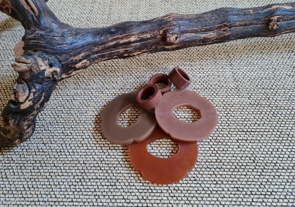 Tsuba and dome plastic in brown-suitable for all common Bokken ♥ Itto-Ryu-Form | Standard form✅ for your martial arts ✓ Aikido, Iaido, Kendo, Koryu, Jodo✅ Top price & high quality ✓ 100% cheap✔Order online now➤ www.bokken-welt.de