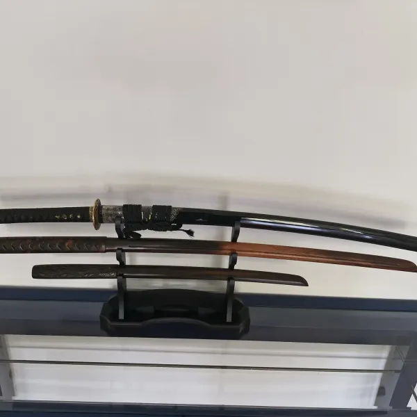 Tischständer für 2 Samuraischwerter - mattschwarz ➤ www.bokken-shop.de » passend für Aikdio, Bujinkan, Iaido, Ju-Jutsu - Dein Budo-Fachhändler!
