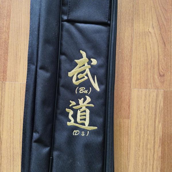 Waffentasche Nylon für Katana, Bokken, Bo-Stab oder Jo-Stab schwarz ➤ www.bokken-shop.de. Passend für Aikido, Bujinkan, Kendo Ju Jutsu. Dein Budo-Fachhändler!