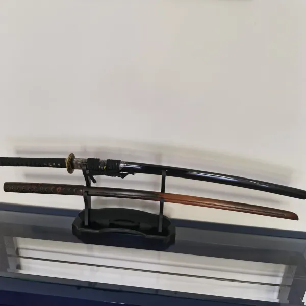 Tischständer für 2 Samuraischwerter - mattschwarz ➤ www.bokken-shop.de » passend für Aikdio, Bujinkan, Iaido, Ju-Jutsu - Dein Budo-Fachhändler!