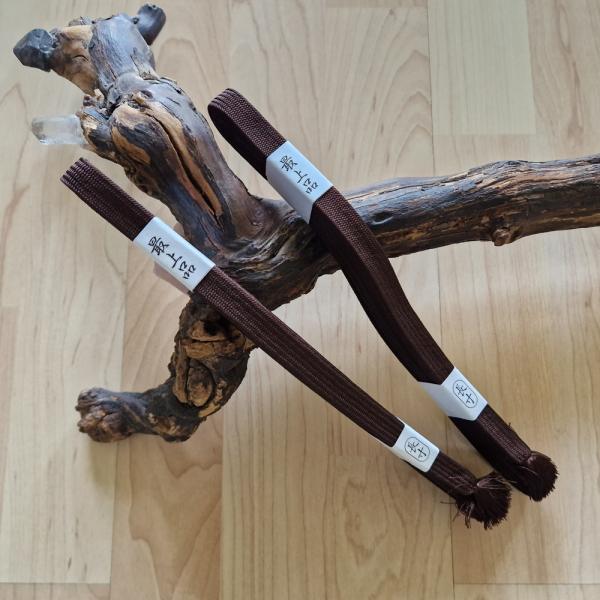 Sageo Kakucho Stil braun 220 cm ➤ www.bokken-shop.de ✅ passend für Saya Aikido ✓ Iaido ✓ Bujinkan ✓ Kory ✓ Jodo ✓ Dein Budo-Fachhändler!