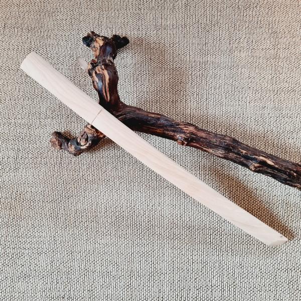 Handmade shoto / wakizashi made of ash in the Itto-Ryu shape ♥ for your martial arts ✓ Aikido, Iaido, Kendo, Koryu, Jodo✅ Top price & high quality ✓ 100% cheap✔Order online now➤ www.bokken-welt.de