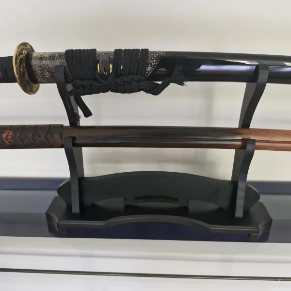 Tischständer für 2 Samuraischwerter - mattschwarz ➤ www.bokken-shop.de » passend für Aikdio, Bujinkan, Iaido, Ju-Jutsu - Dein Budo-Fachhändler!