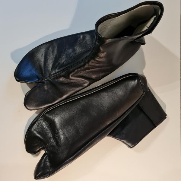 Tabi-Socken aus Leder - Größe 42 ➤ www.bokken-shop.de✅  passend für Aikido, Iaido, Kendo, Bujinkan, Koryu✔ Jodo Dein Budo-Fachhändler!