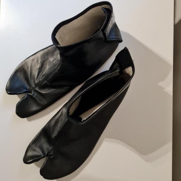 Tabi-Socken aus Leder - Größe 42 ➤ www.bokken-shop.de✅  passend für Aikido, Iaido, Kendo, Bujinkan, Koryu✔ Jodo Dein Budo-Fachhändler!