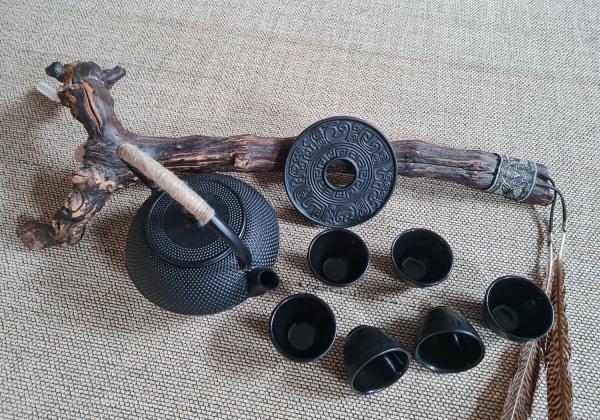Tetsubin gusseiserne Teekanne 1,2 l im japan. Stil✅ Set mit Teebecher✔ Dojo-Ausstattung & Seminarraum-Ausstattung vom Profi kaufen ♥ 2 Teebecher✓ Teekannenwärmer✓ Teekannenuntersetzer✓ Teekannendeckelhalter✓jetzt online bestellen! ➤www.bokken-welt.de