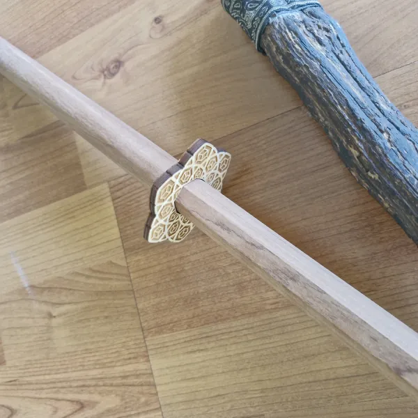 Tsuba Birkenholz Drachenmotiv ➤ www.bokken-shop.de