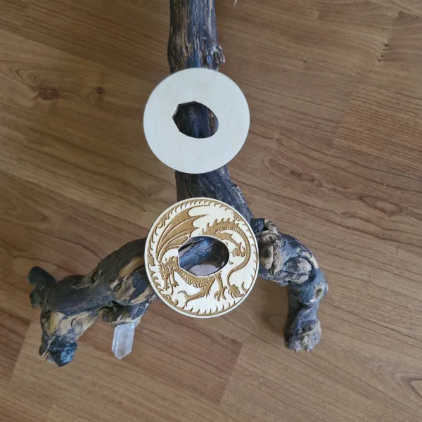 Tsuba Birkenholz Drachenmotiv ➤ www.bokken-shop.de