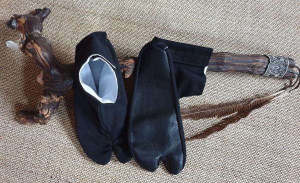 Tabi-Socken mit Glattledersohle - Größe 42 ➤ www.bokken-shop.de✅ passend für Aikido, Iaido, Kendo, Koryu, Jodo, Bujinkan ✓ Dein Budo-Fachhändler!