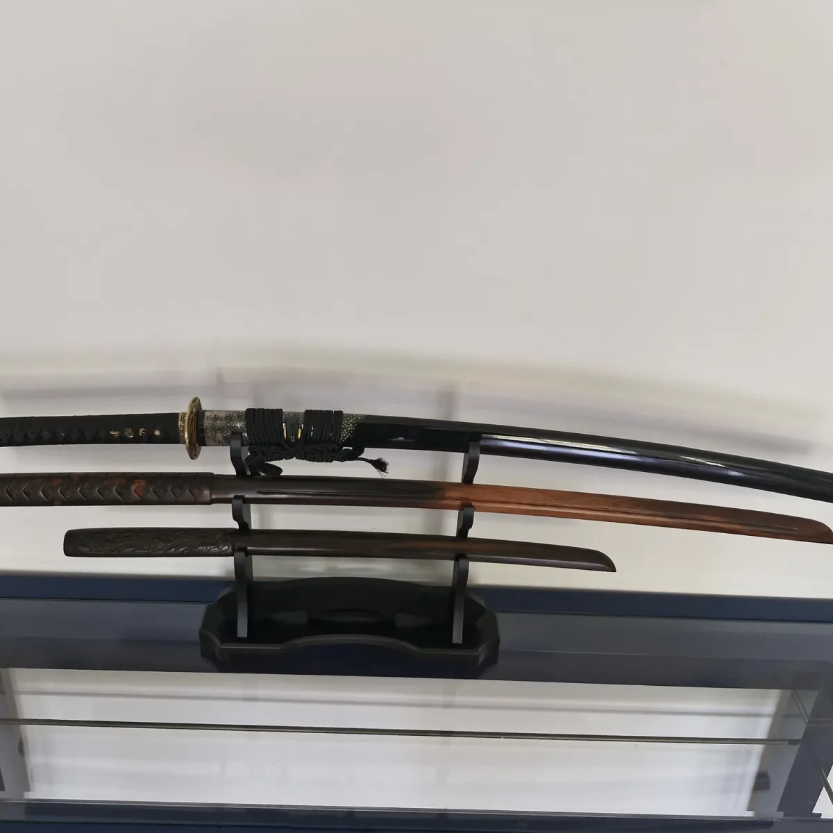 Tischständer für 2 Samuraischwerter - mattschwarz ➤ www.bokken-shop.de » passend für Aikdio, Bujinkan, Iaido, Ju-Jutsu - Dein Budo-Fachhändler!