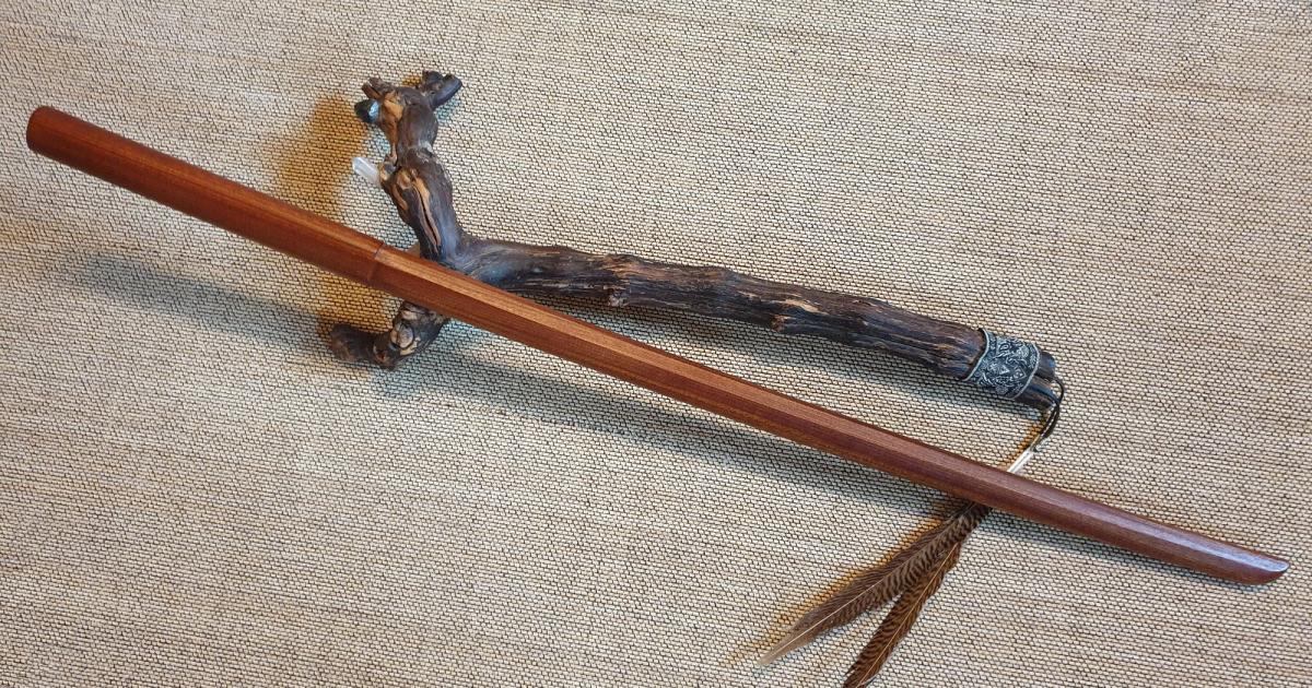 Bokken aus Mahagoni in der Itto-Ryu-Form♥ Einzigartiger Bokken✅ für Deine Kampfkunst✓ Aikido, Iaido, Kendo, Koryu, Jodo✅ 100% Handarbeit✔ 100% günstig✔ Jetzt online bestellen➤ www.bokken-shop.eu