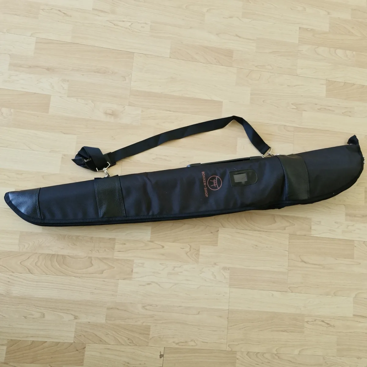 Doppel-Schwerttasche für Bokken & Katana schwarz ➤ www.bokken-shop.de. Passend für Iaito, Aikido, Battojutus, Bujinkan, Tai-CHi. Dein Budo-Fachhändler!