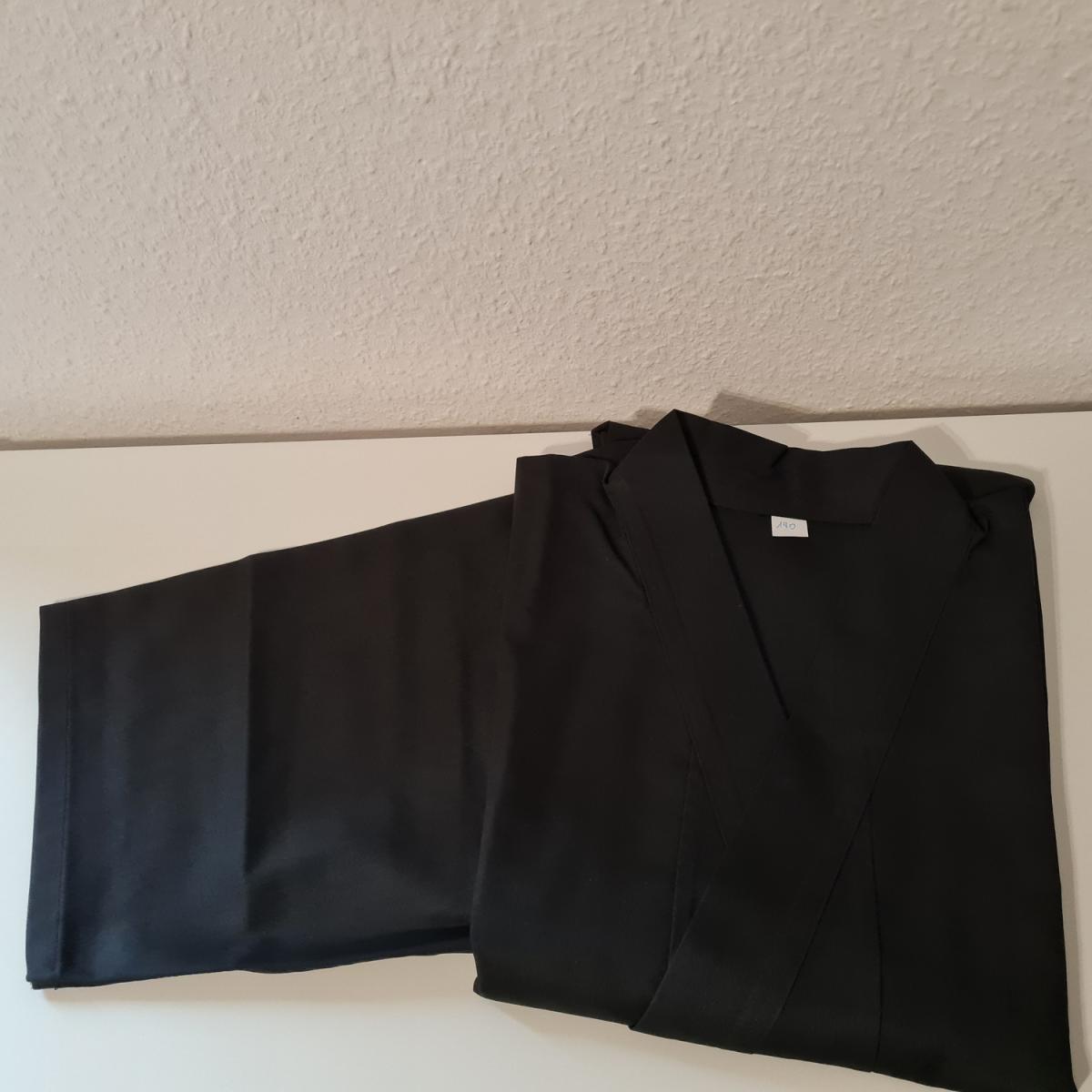 Gi aus Baumwolle - Stofffarbe schwarz - Größe 195 cm ➤ www.bokken-shop.de. Gi passend für Iaido, Aikdo, Kendo, Jodo. Dein Budo-Fachhändler!