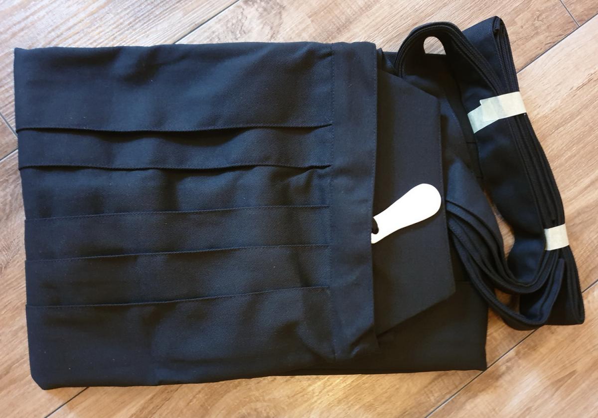 Hakama aus Baumwolle - Schwarz (Größe 190) ➤ www.bokken-shop.de ✅ passend für Iaido, Aikdo, Kendo, Jodo ✓ Dein Budo-Fachhändler!