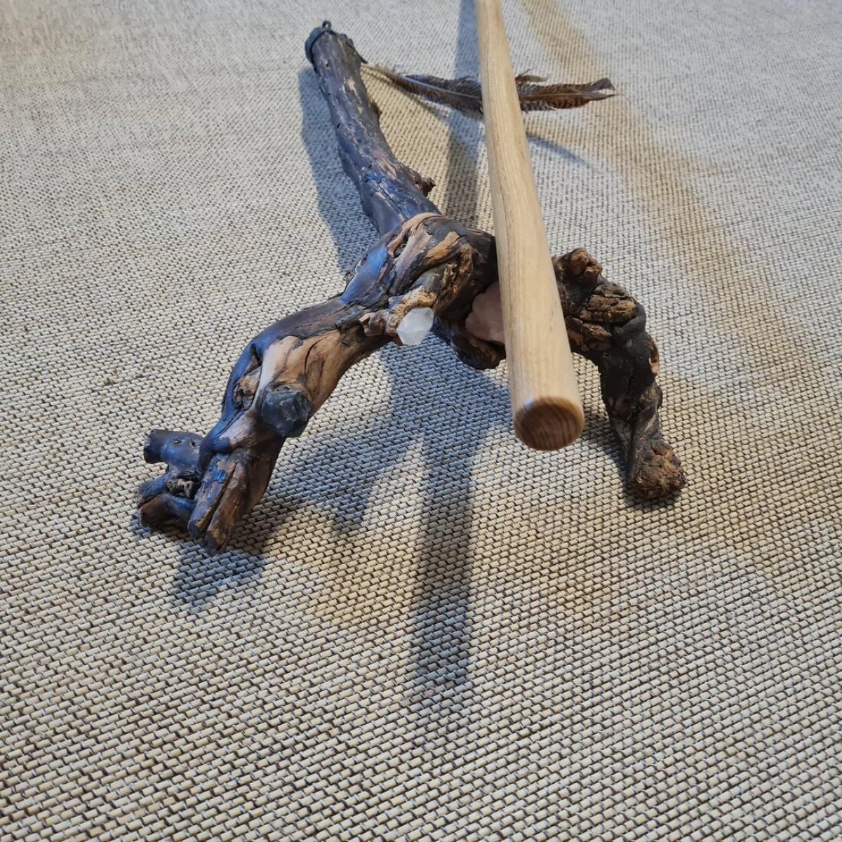 Jo staff made of Robinia with a length 128 cm ➤ www.bokken-shop.de ✅ suitable for Aikido ✓ Iaido ✓ Kendo ✓ Koryu ✓ Jodo ✓ Kempo ✓ Kobudo ✓ Your Budo dealer!