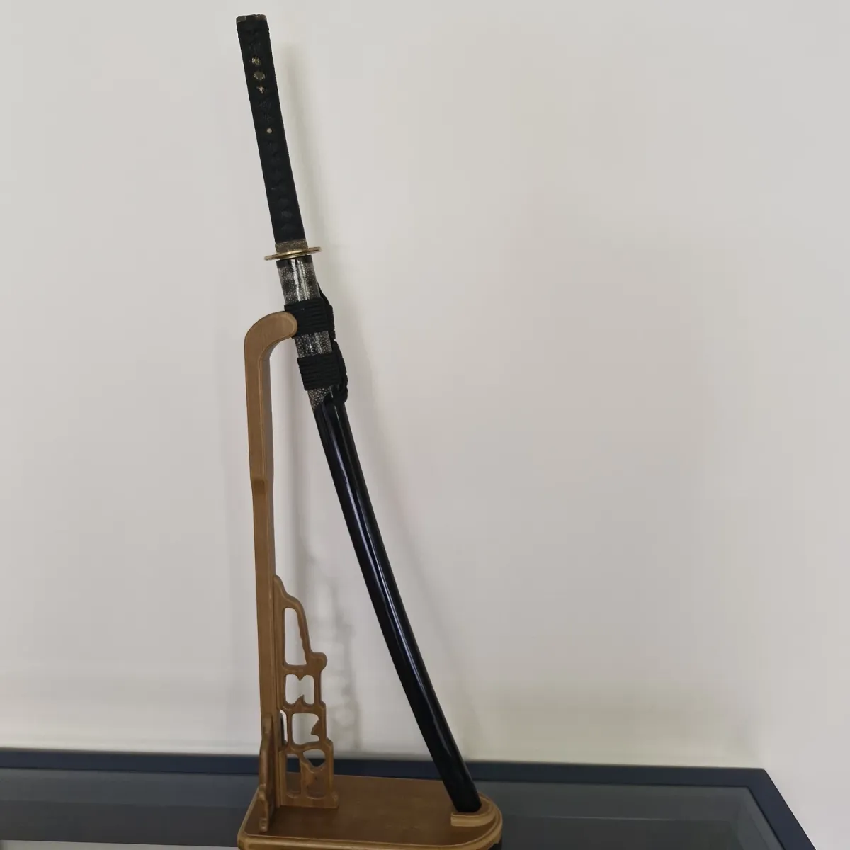 Boden-Schwertständer für 1 Katana - schwarz ➤ www.bokken-shop.de » passend für Aikdio, Bujinkan, Iaido, Ju-Jutsu - Dein Budo-Fachhändler!