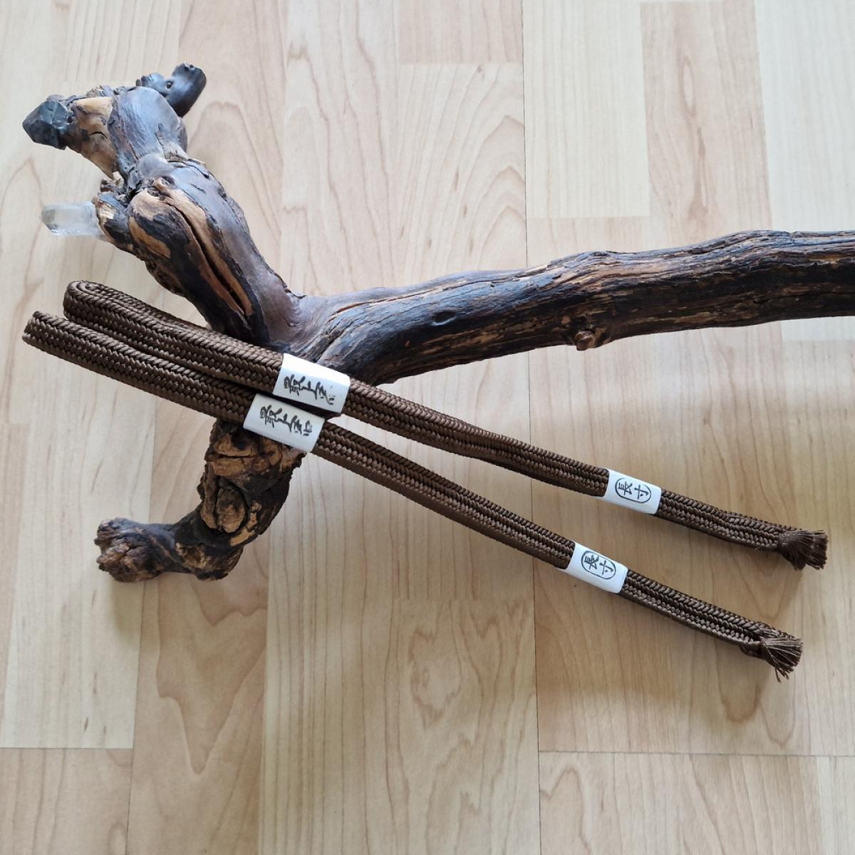 Sageo Shigeuchi Japan braun - 212 cm ➤ www.bokken-shop.de ✅ passend für Saya Aikido ✓ Iaido ✓ Bujinkan ✓ Kory ✓ Jodo ✓ Dein Budo-Fachhändler!