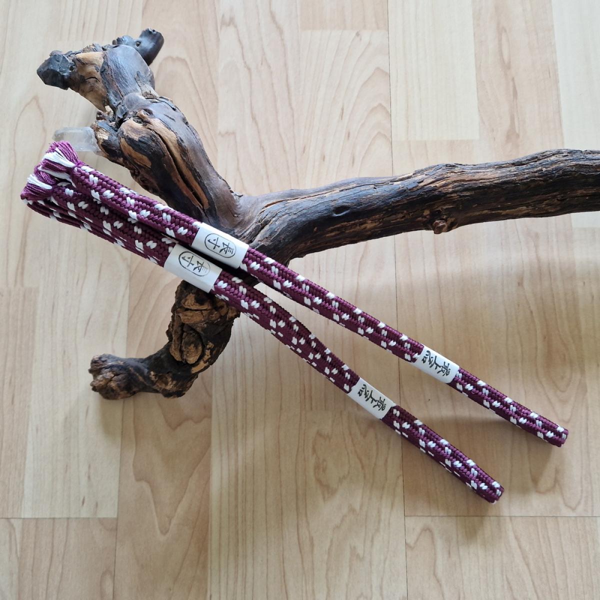 Sageo Shigeuchi Japan lila/weiß - 212 cm ➤ www.bokken-shop.de ✅ passend für Saya Aikido ✓ Iaido ✓ Bujinkan ✓ Kory ✓ Jodo ✓ Dein Budo-Fachhändler!