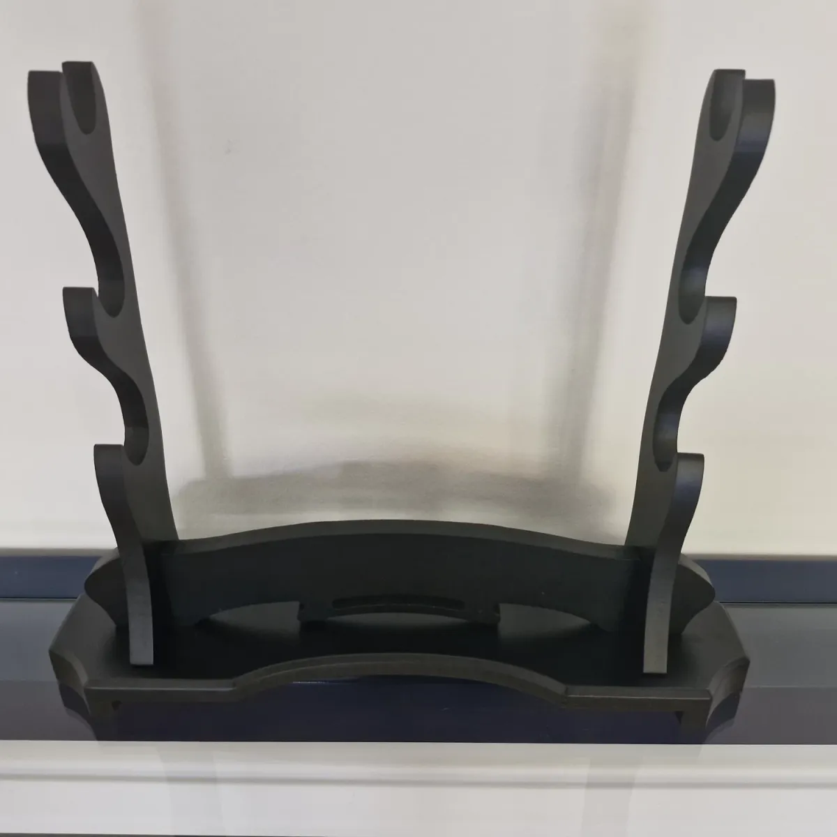 Tischständer für 3 Samuraischwerter - mattschwarz ➤ www.bokken-shop.de » passend für Aikdio, Bujinkan, Iaido, Ju-Jutsu - Dein Budo-Fachhändler!