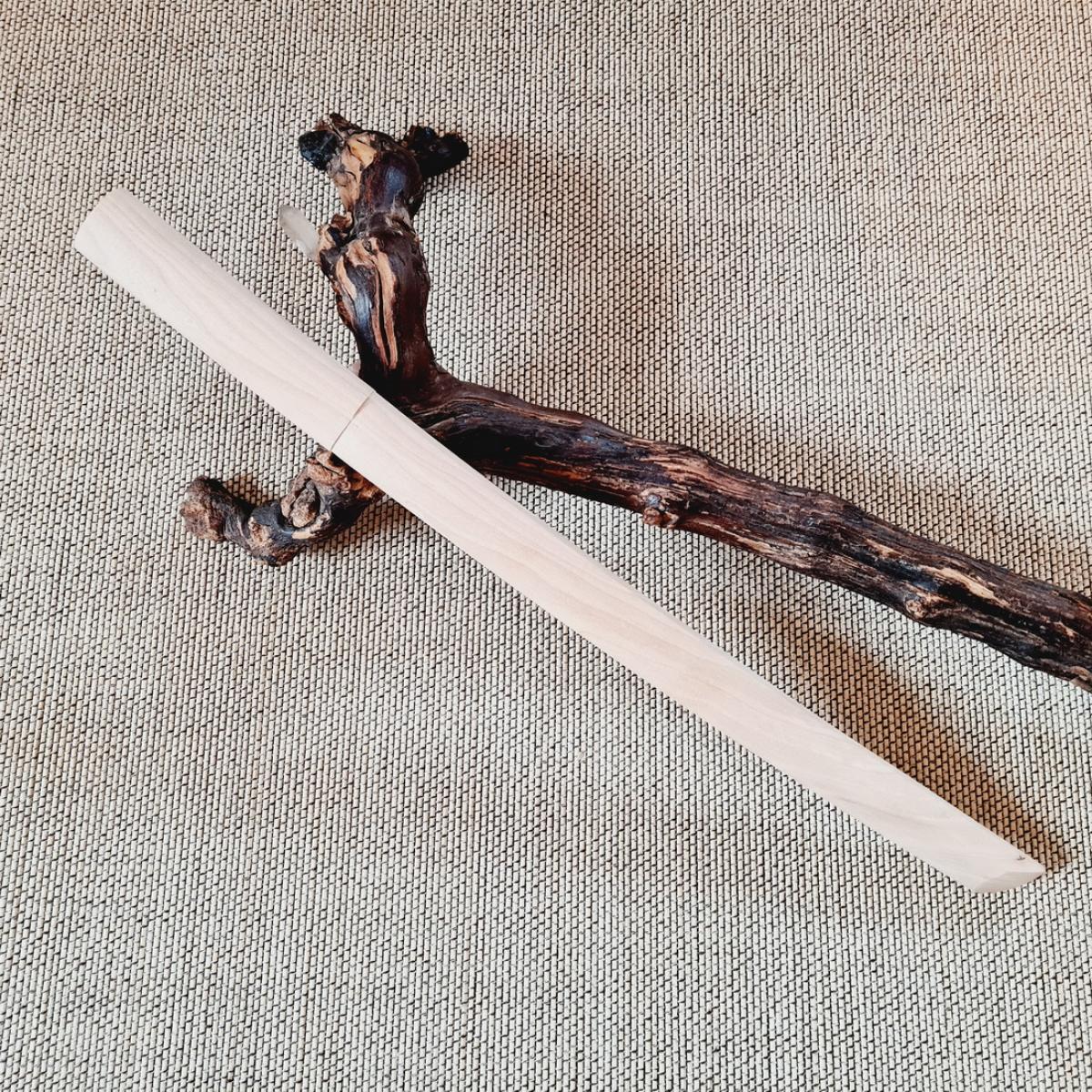 Handmade shoto / wakizashi made of ash in the Itto-Ryu shape ♥ for your martial arts ✓ Aikido, Iaido, Kendo, Koryu, Jodo✅ Top price & high quality ✓ 100% cheap✔Order online now➤ www.bokken-welt.de