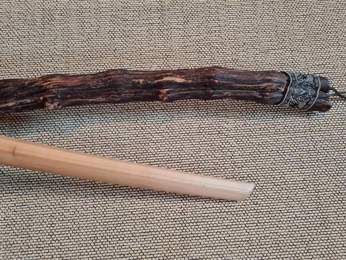 Shoto/Wakizashi aus Ulme in der Itto-Ryu-Form ➤ www.bokken-shop.de. Passend für für Deine Kampfkunst Aikido, Iaido. Dein Fachhändler für Kampfkunst!