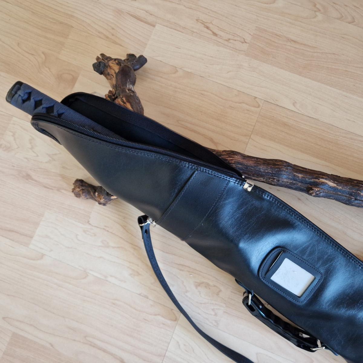 Sword bag for one Iaito / Katanas made of imitation leather black ➤ www.bokken-shop.de. Suitable for Iaito, Jodo, Aikido, Bujinkan. Your Budo dealer!