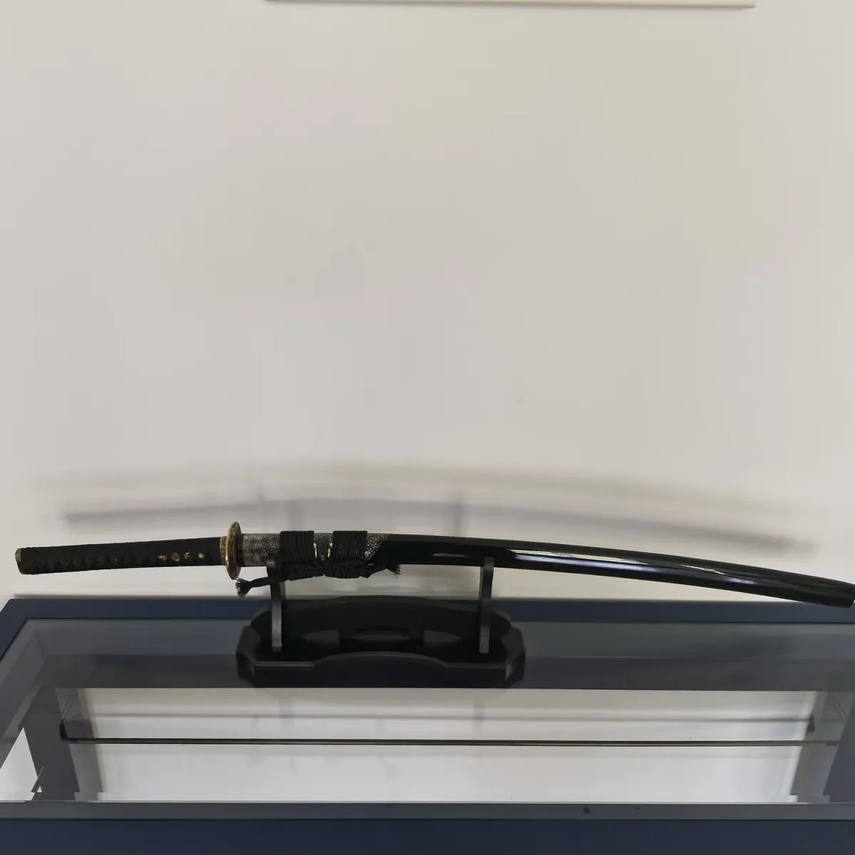 Tischständer für 1 Samuraischwerter - mattschwarz ➤ www.bokken-shop.de » passend für Aikdio, Bujinkan, Iaido, Ju-Jutsu - Dein Budo-Fachhändler!