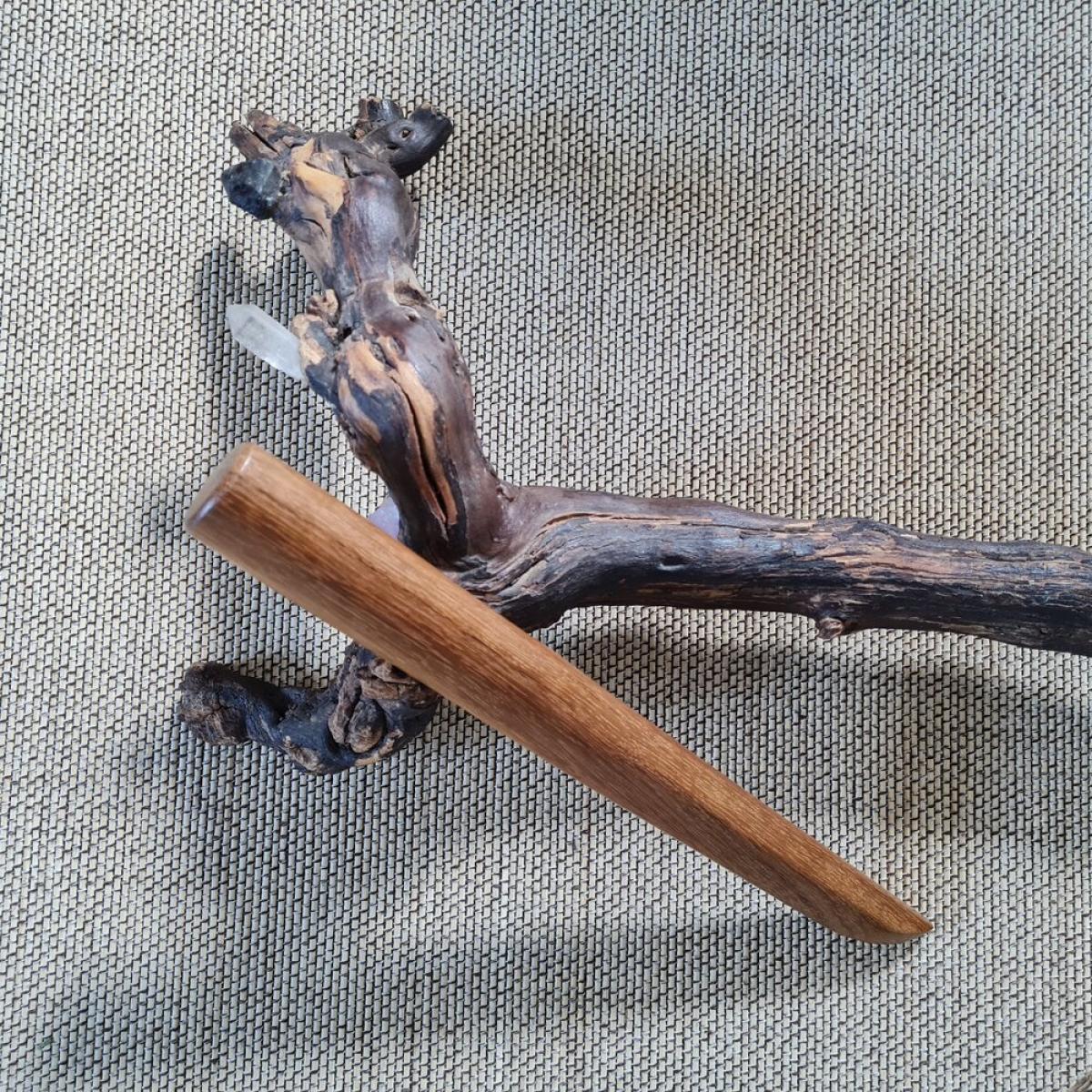 Tanto made of  Narro wood in the standard form (Ironwood) ➤ www.bokken-shop.de. Suitable for Aikido, Iaido, Buijinkan, Jodo, Kendo. Your Budo dealer!